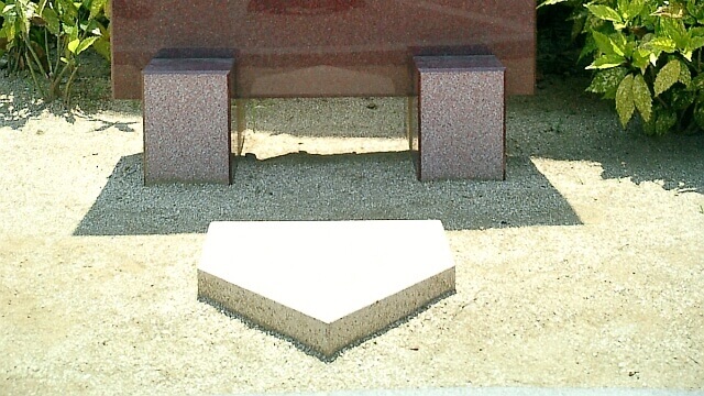 古田選手2,000本安打記念碑前のホームベース