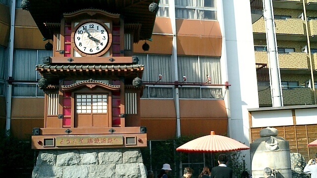 温泉街のシンボル カラクリ時計