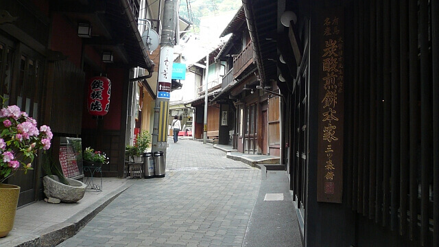 お土産屋や飲食店が軒を連ねる温泉街