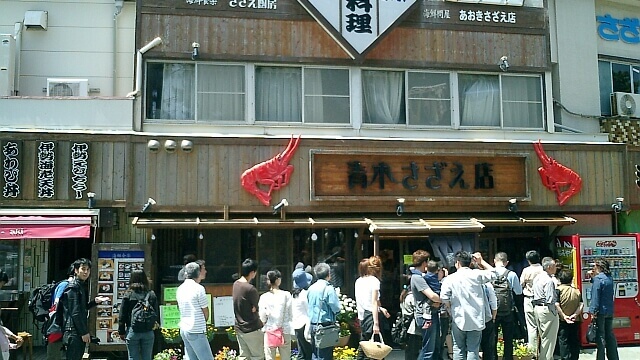 昼時には行列ができる