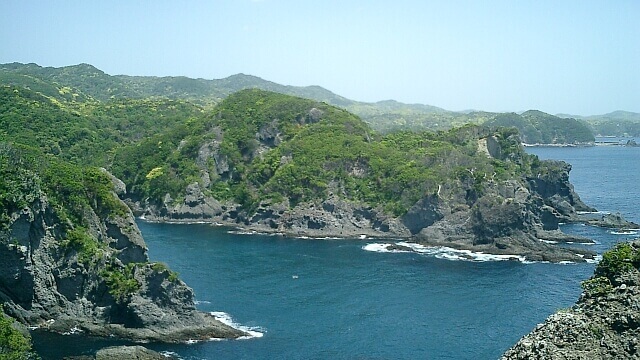 半島らしい断崖絶壁