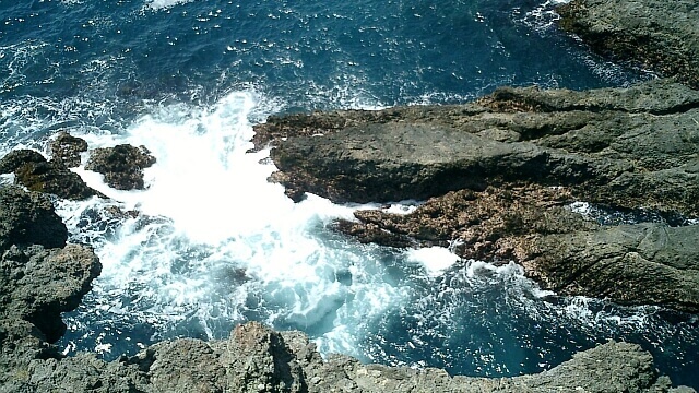 断崖絶壁から下を見る