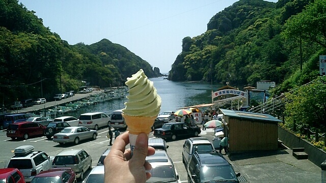 石廊崎漁港の駐車場で食べた、わさびソフト