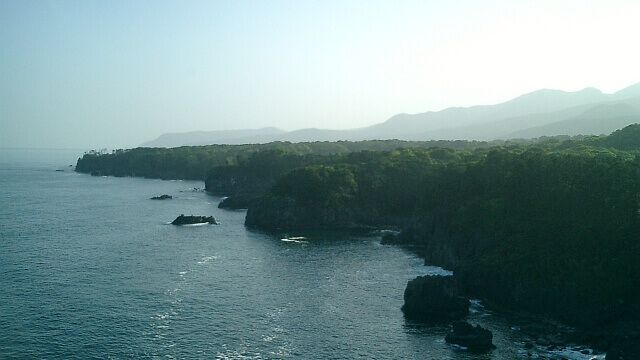 西日を受ける海岸