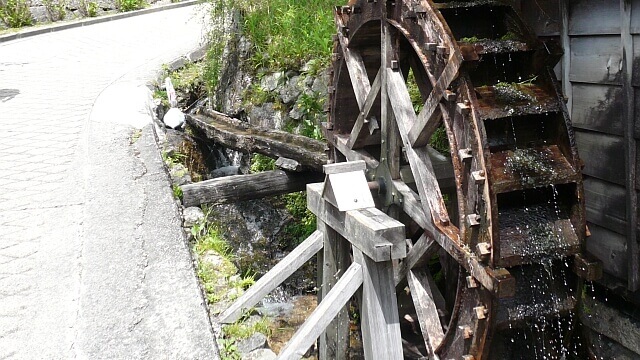 街中にある水車も稼働中