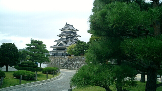まわりは松本城公園とお堀に囲まれている