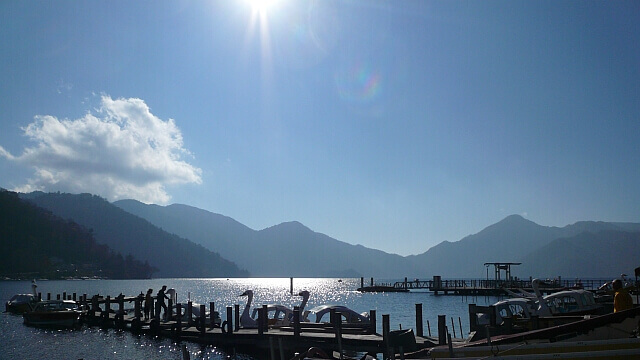 観光地の定番ボートも浮かぶ中禅寺湖