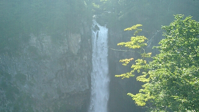 晩夏の深緑時期の華厳の滝