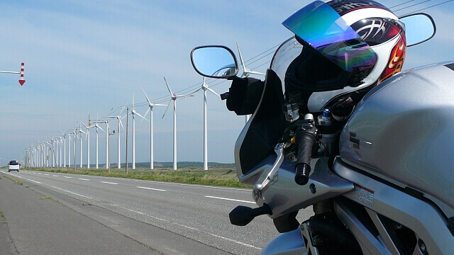 ド迫力!28基が並ぶ風力発電のプロペラ