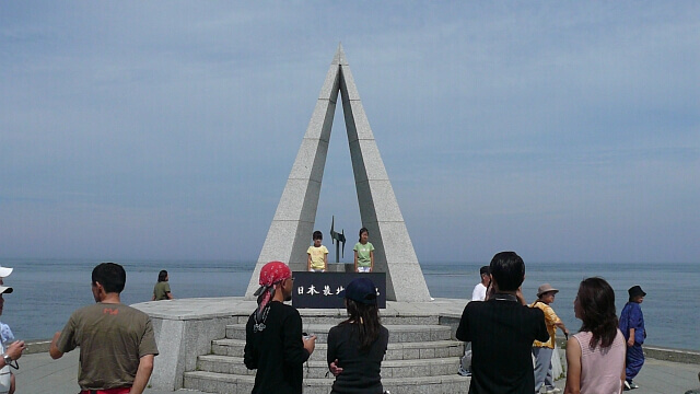 モニュメント前は混雑気味